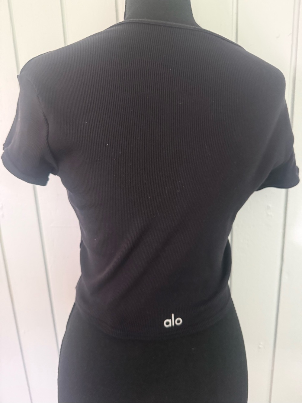 ALO Yoga Black Ribbed Short Sleeve Crop Tee